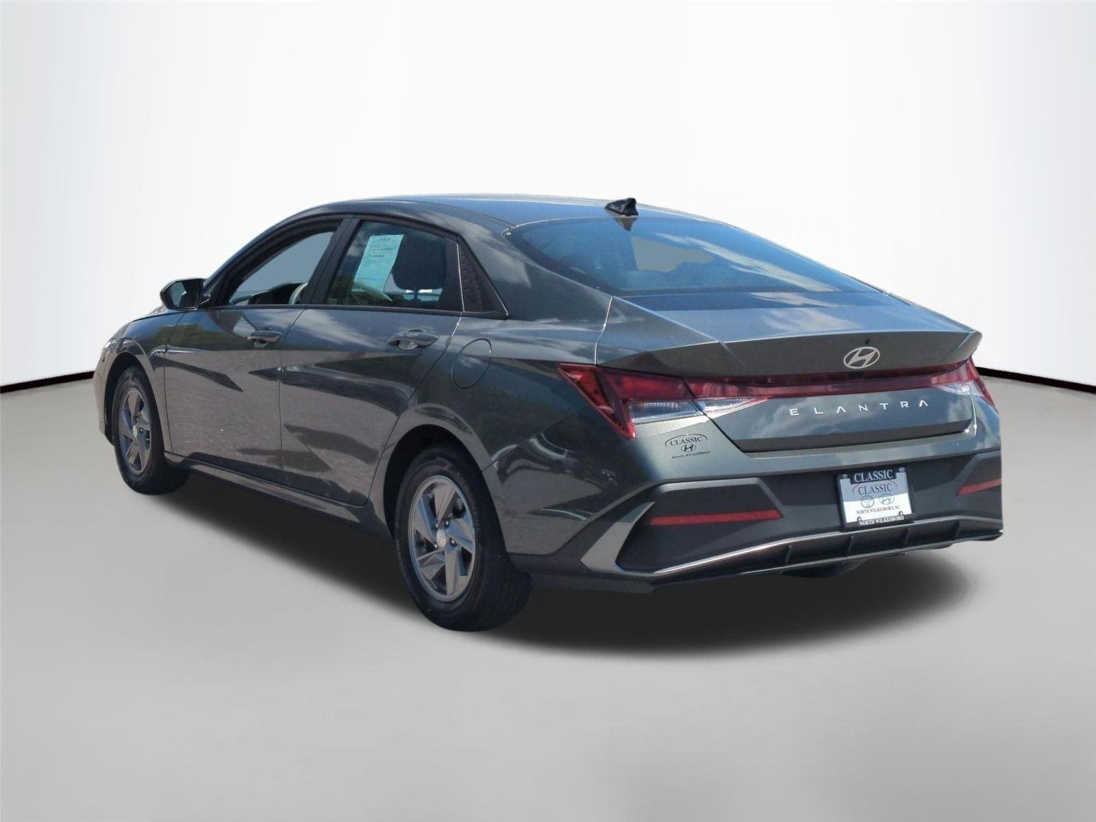 Used 2025 Amazon Gray Hyundai SE image 3
