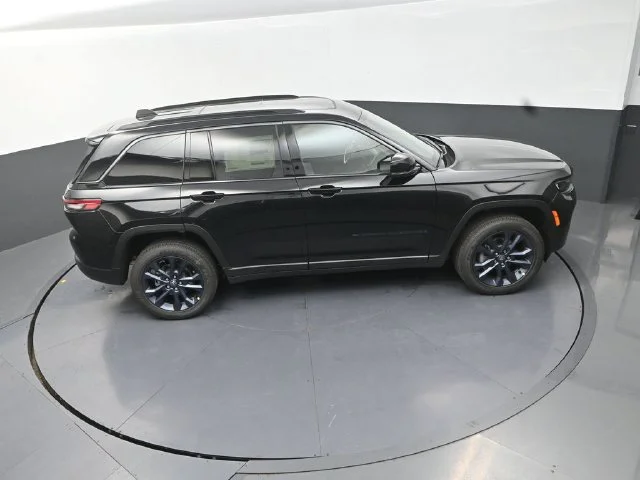 New 2026 Diamond Black Crystal Pearl-Coat Exterior Paint Jeep  image 17