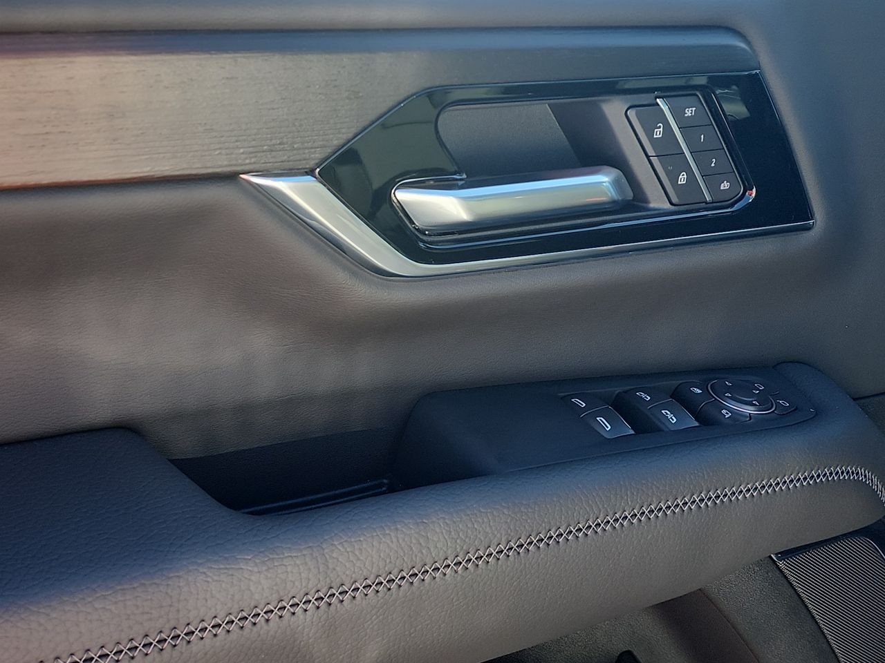 2026 GMC Yukon Denali - Photo 13