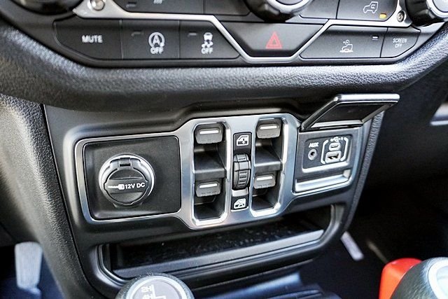 New 2026 Bright White Clear-Coat Exterior Paint Jeep Sport S image 32