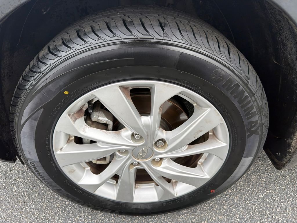 Used 2019 Silver Hyundai SE image 11