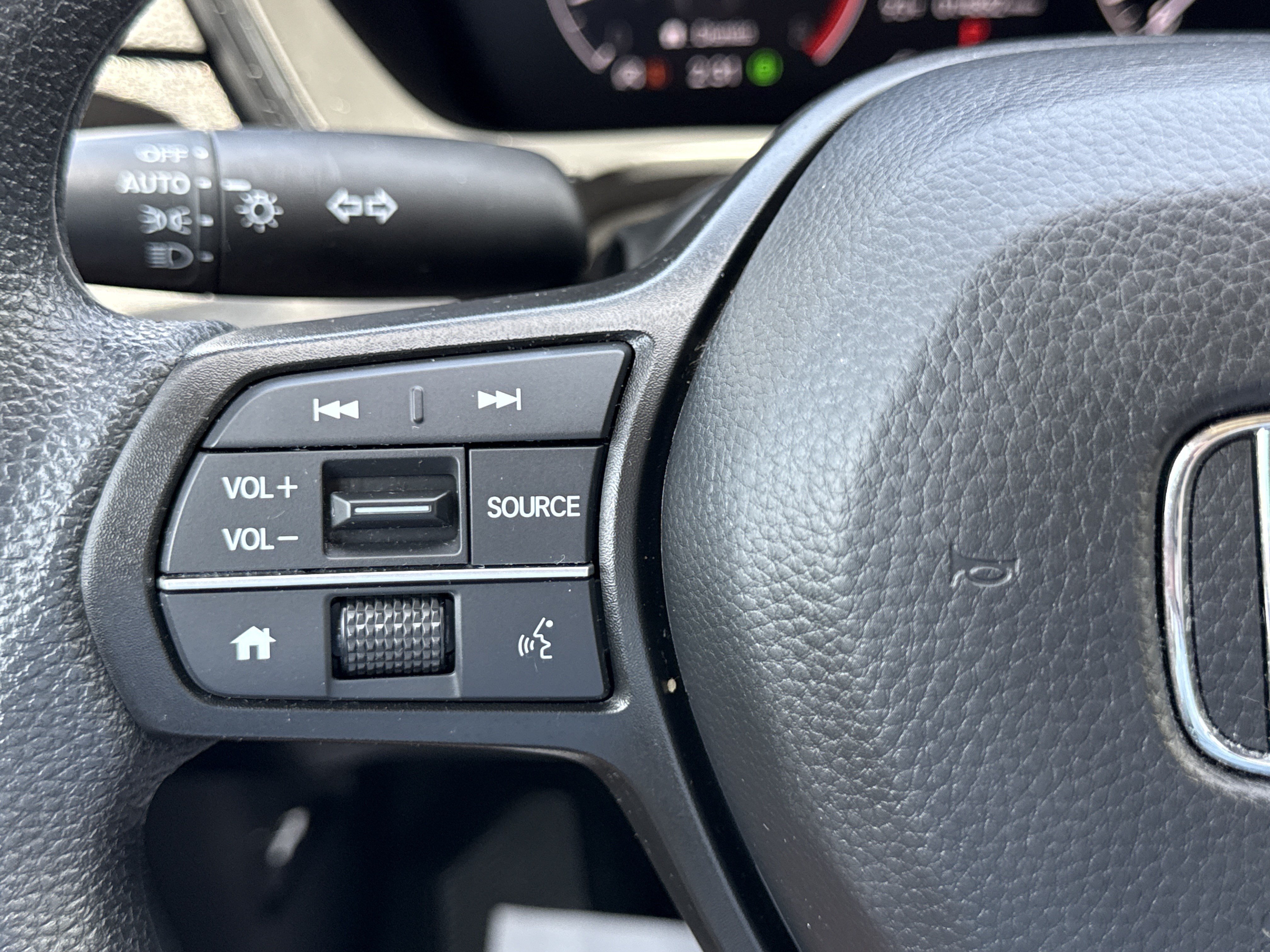 Used 2025 Solar Silver Metallic Honda LX image 19