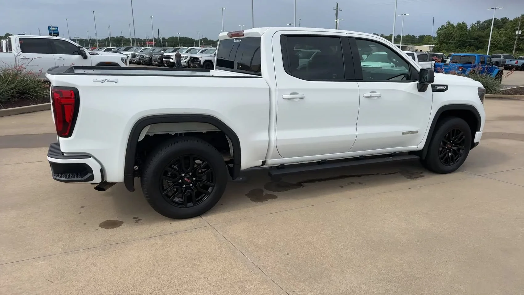Used 2024 Summit White GMC Elevation image 9