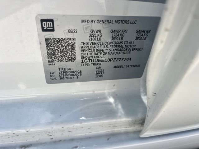 Used 2023 White GMC AT4 image 14