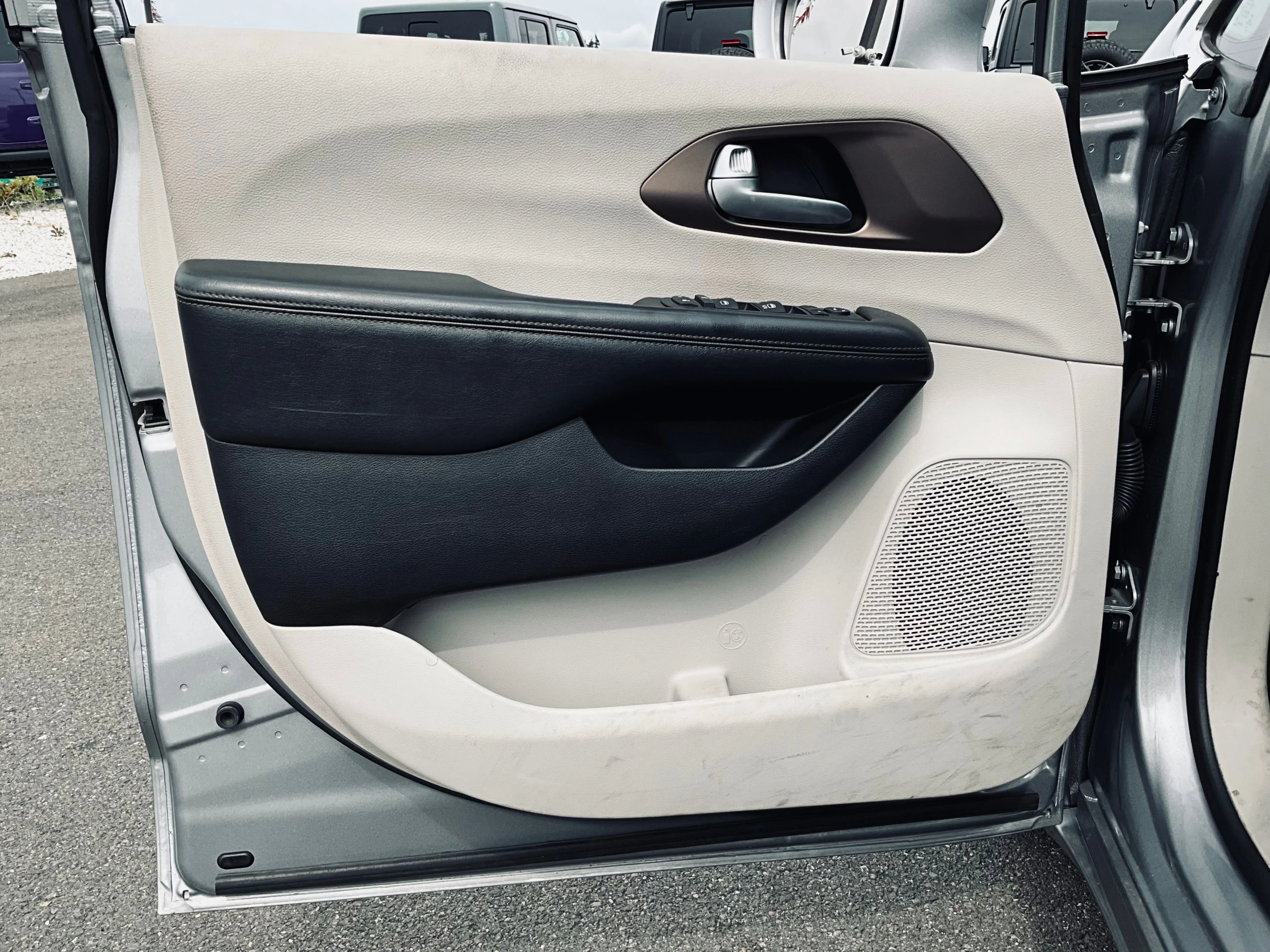Used 2017 Silver Chrysler Touring L image 11
