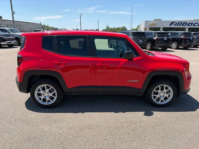 Used 2023  Jeep Latitude image 9