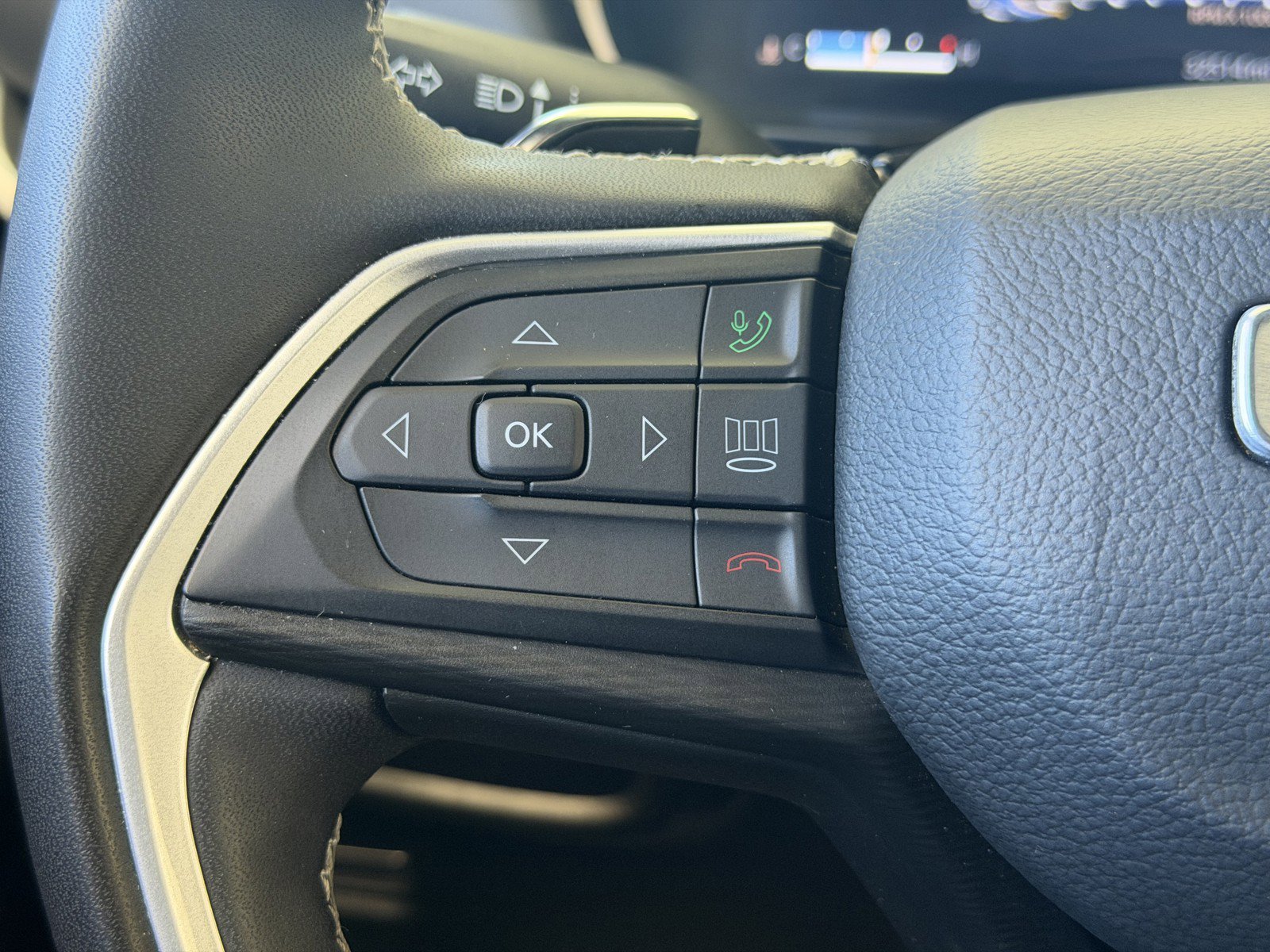 Used 2023 Baltic Gray Metallic Clearcoat Jeep Altitude image 17