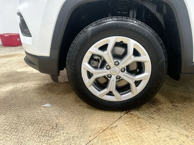 Used 2024 White Jeep Latitude image 19