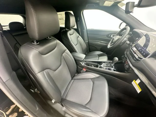 New 2026 Diamond Black Crystal Pearl-Coat Exterior Paint Jeep Latitude image 25