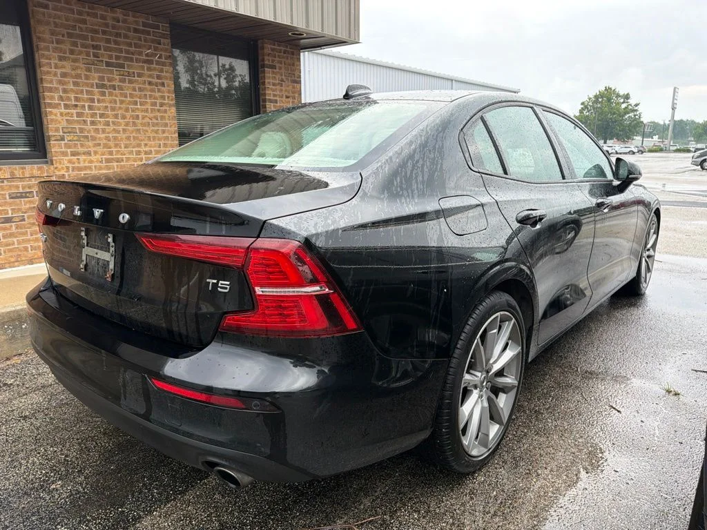Used 2019 Black Volvo T5 Momentum image 8