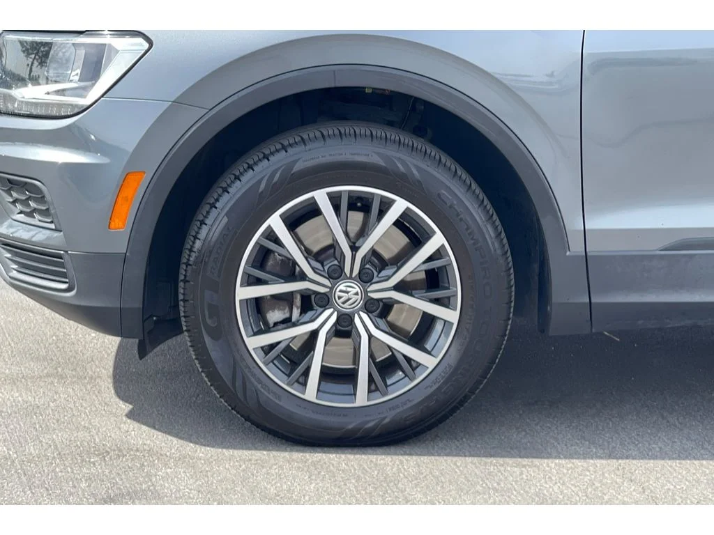 Used 2019 Platinum Gray Metallic Volkswagen SE image 43