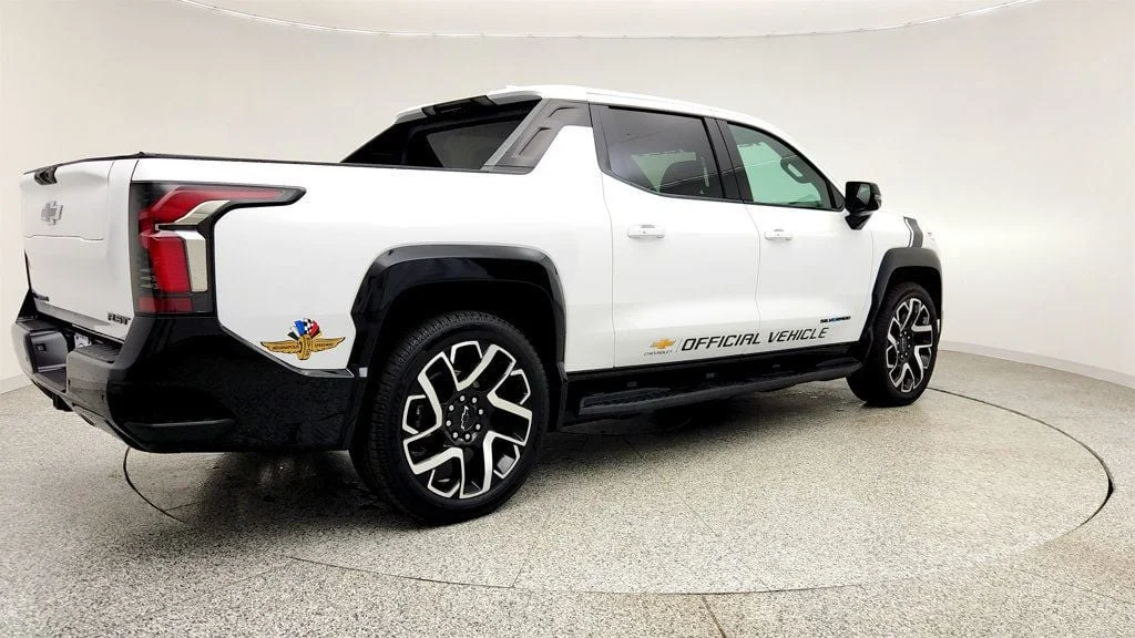 Used 2025 Summit White Chevrolet e4WD Crew Cab Max Range RST w/ Hard Folding Truck Bed Cover image 5