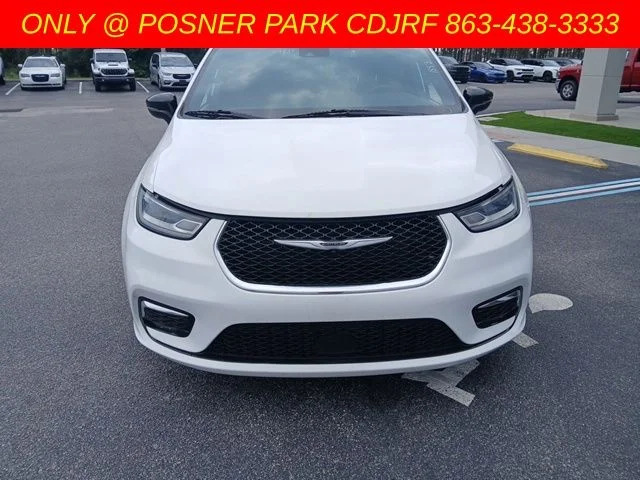 Used 2025 White Chrysler Select image 3