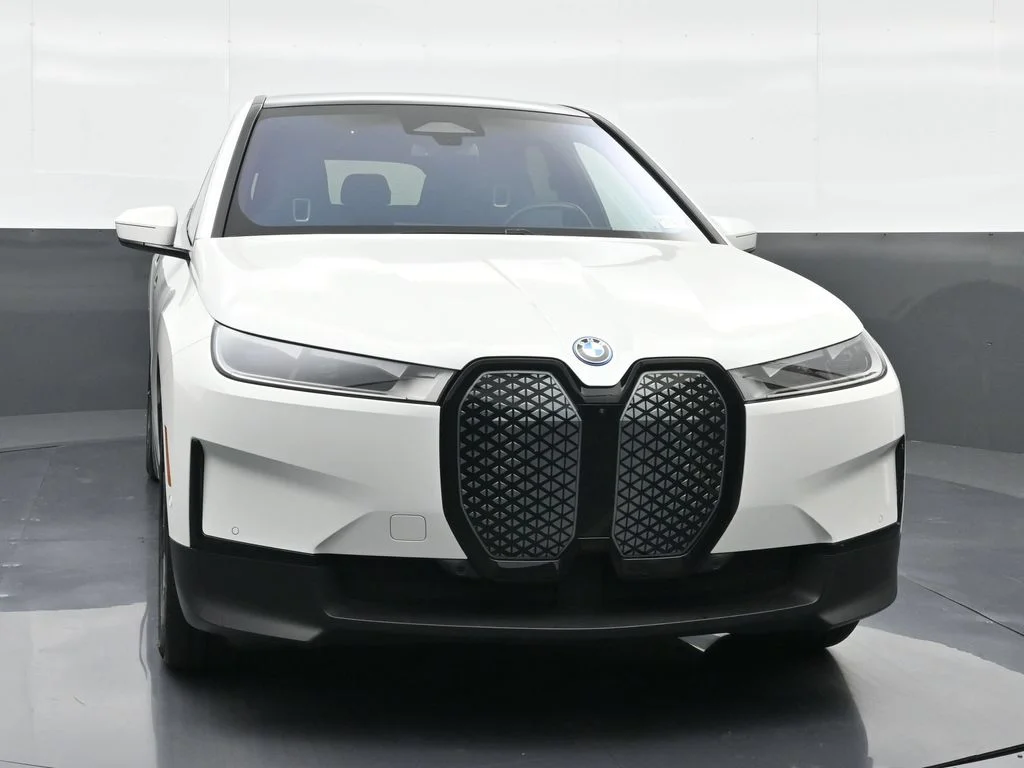 Used 2024 White BMW xDrive50 image 15