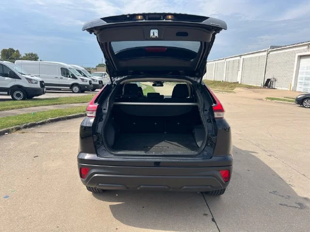 Used 2022  Mitsubishi LE image 5