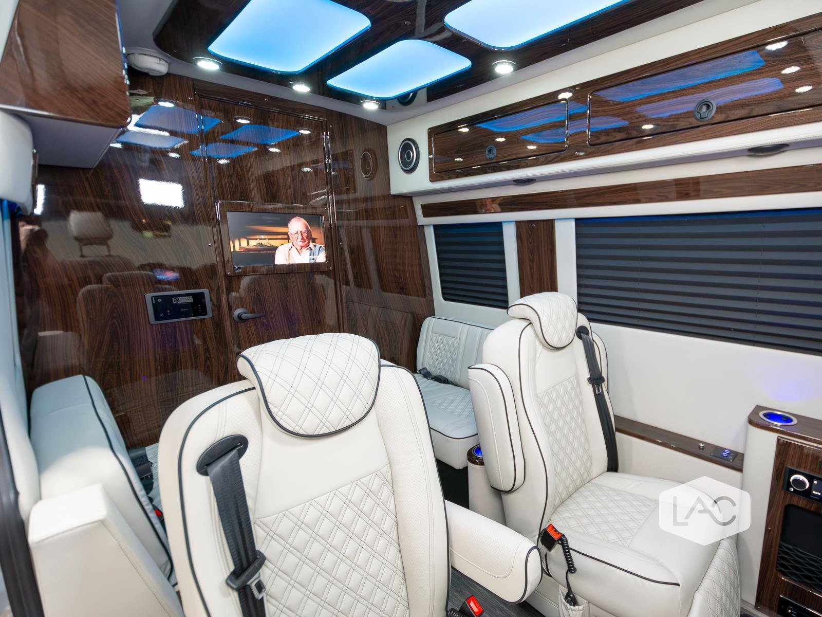 Used 2026 Hightech Silver OGV LUXURY COACH 8OBA AWD w/ 1.1 ADV Pkg EXT WTY image 4