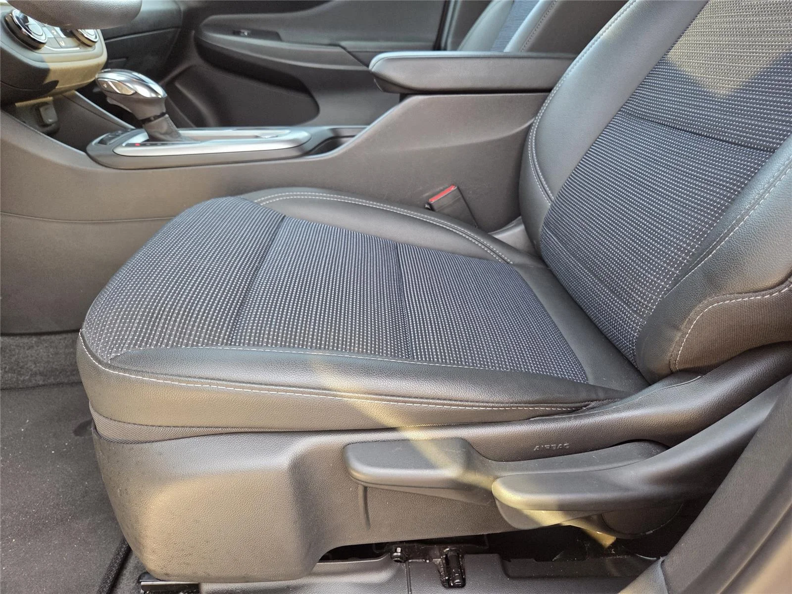 Used 2025 Summit White Buick Preferred image 13