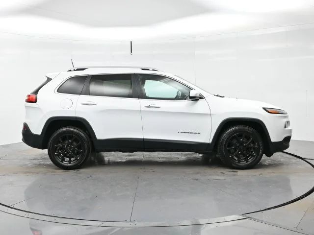 Used 2018 Bright White Clearcoat Jeep Latitude Plus image 8