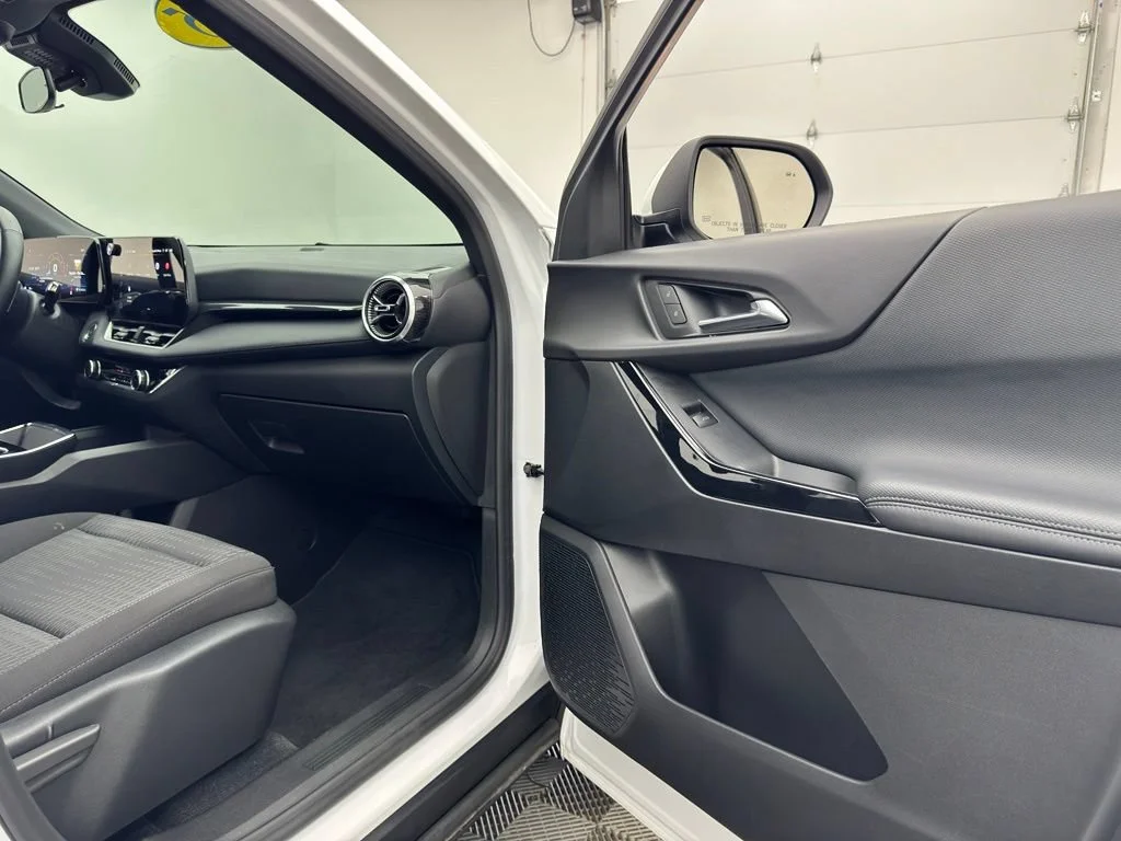 Used 2025 Summit White Chevrolet LT image 31