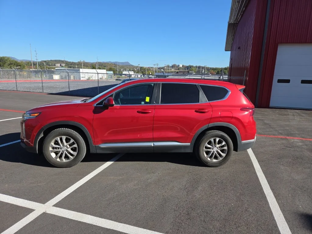 Used 2020 Red Hyundai SE image 4