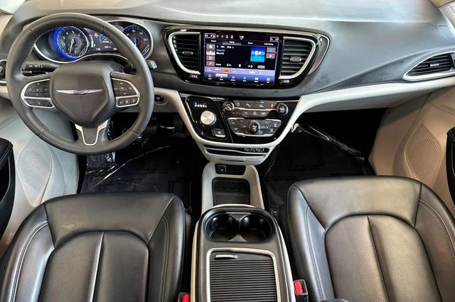 Used 2023 Brilliant Black Crystal Pearlcoat Chrysler Touring L image 17