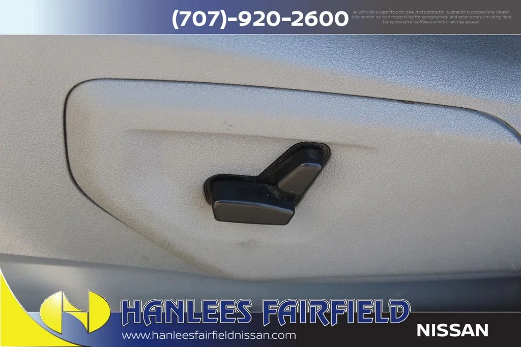 Used 2005 White Jeep Limited image 13