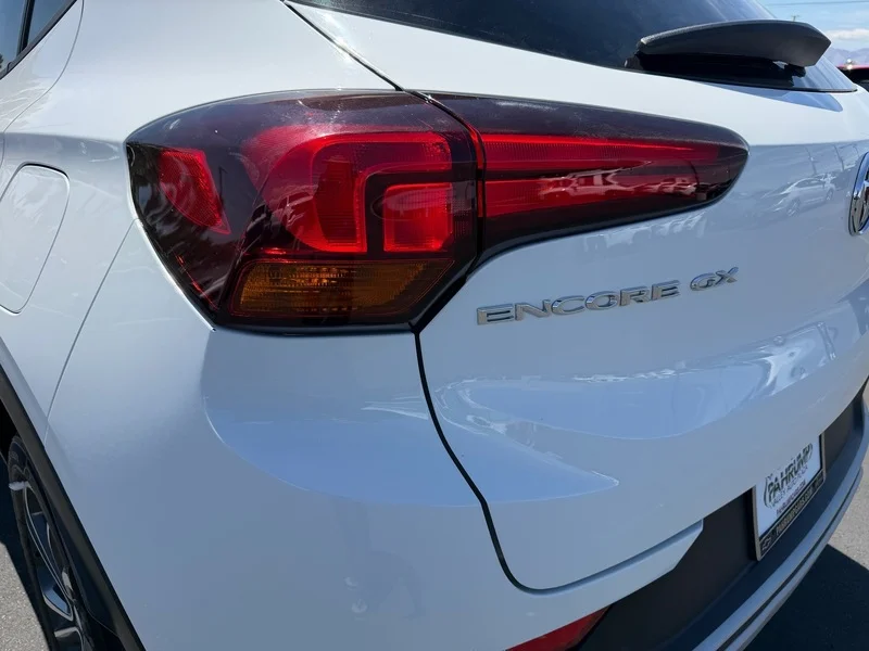 Used 2020 SUMMIT WHITE Buick Select image 22