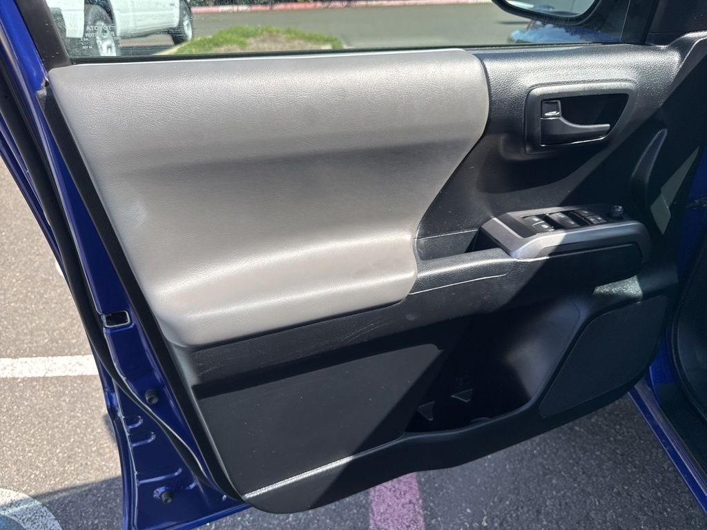 Used 2022 Blue Crush Metallic Toyota SR5 image 4