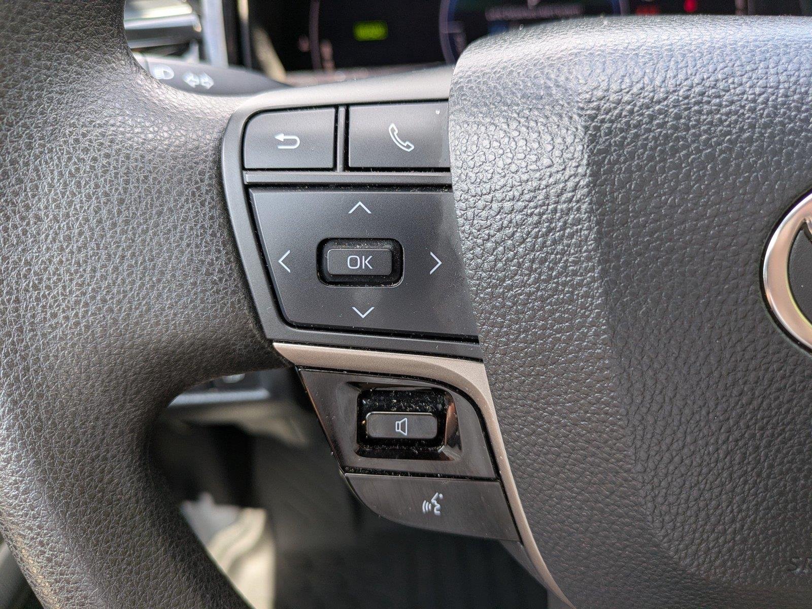 Used 2025  Toyota SE image 22