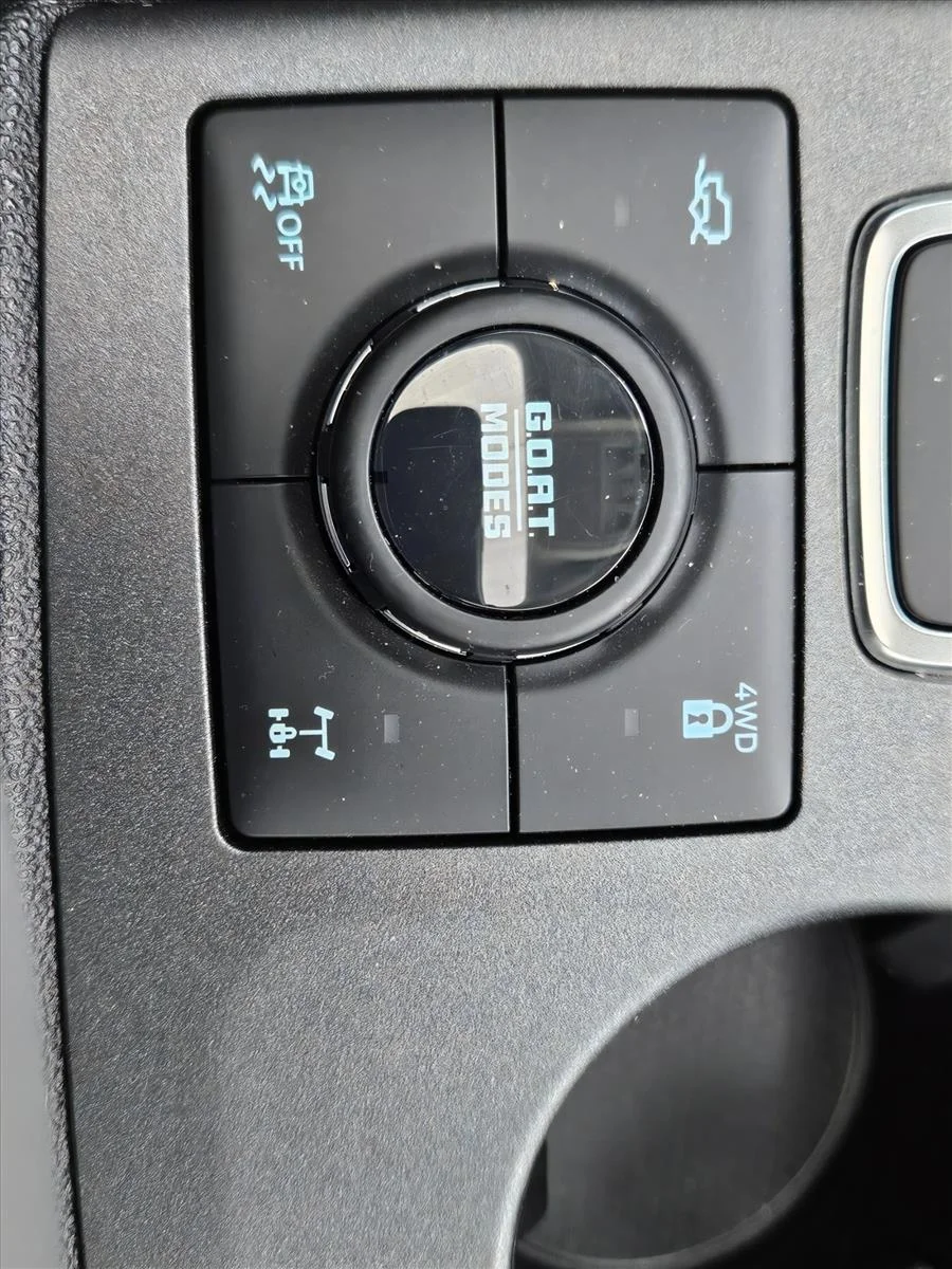 Used 2025 Oxford White Ford Badlands image 18