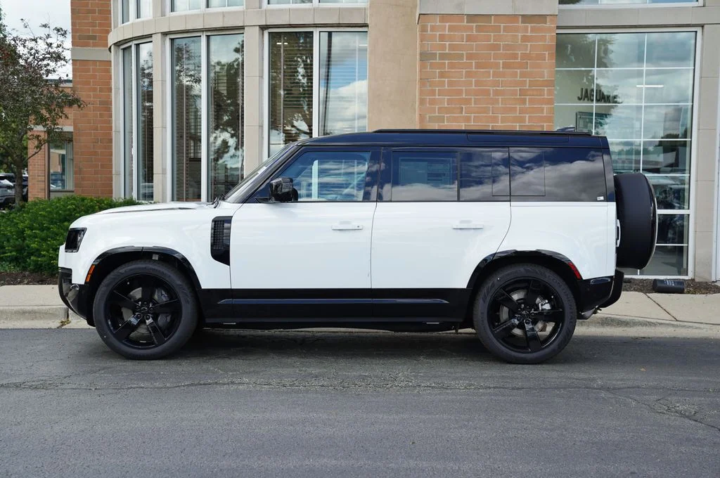 New 2026 Fuji White Land Rover X-Dynamic SE image 2