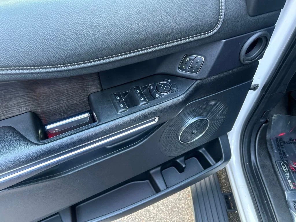 Used 2019  Ford Limited image 16