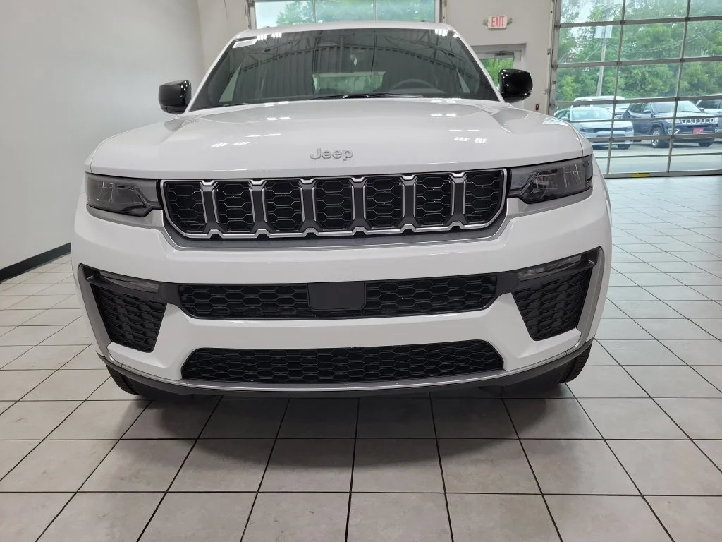 New 2026 Bright White Clear-Coat Exterior Paint Jeep Limited image 2