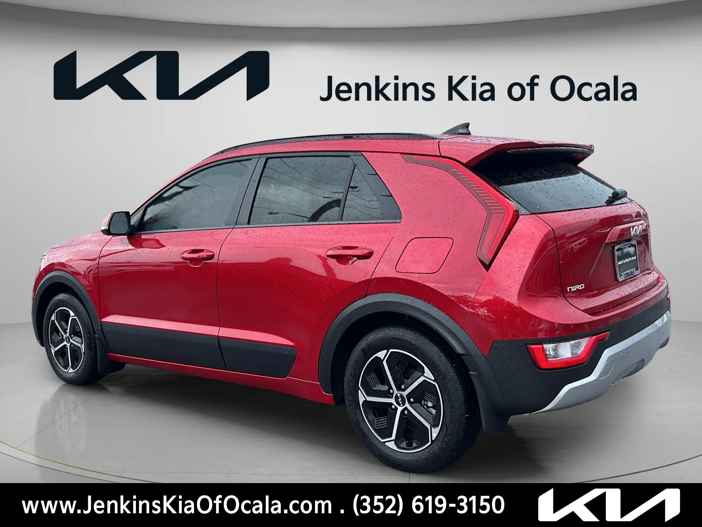Used 2024 Runway Red Kia EX image 5