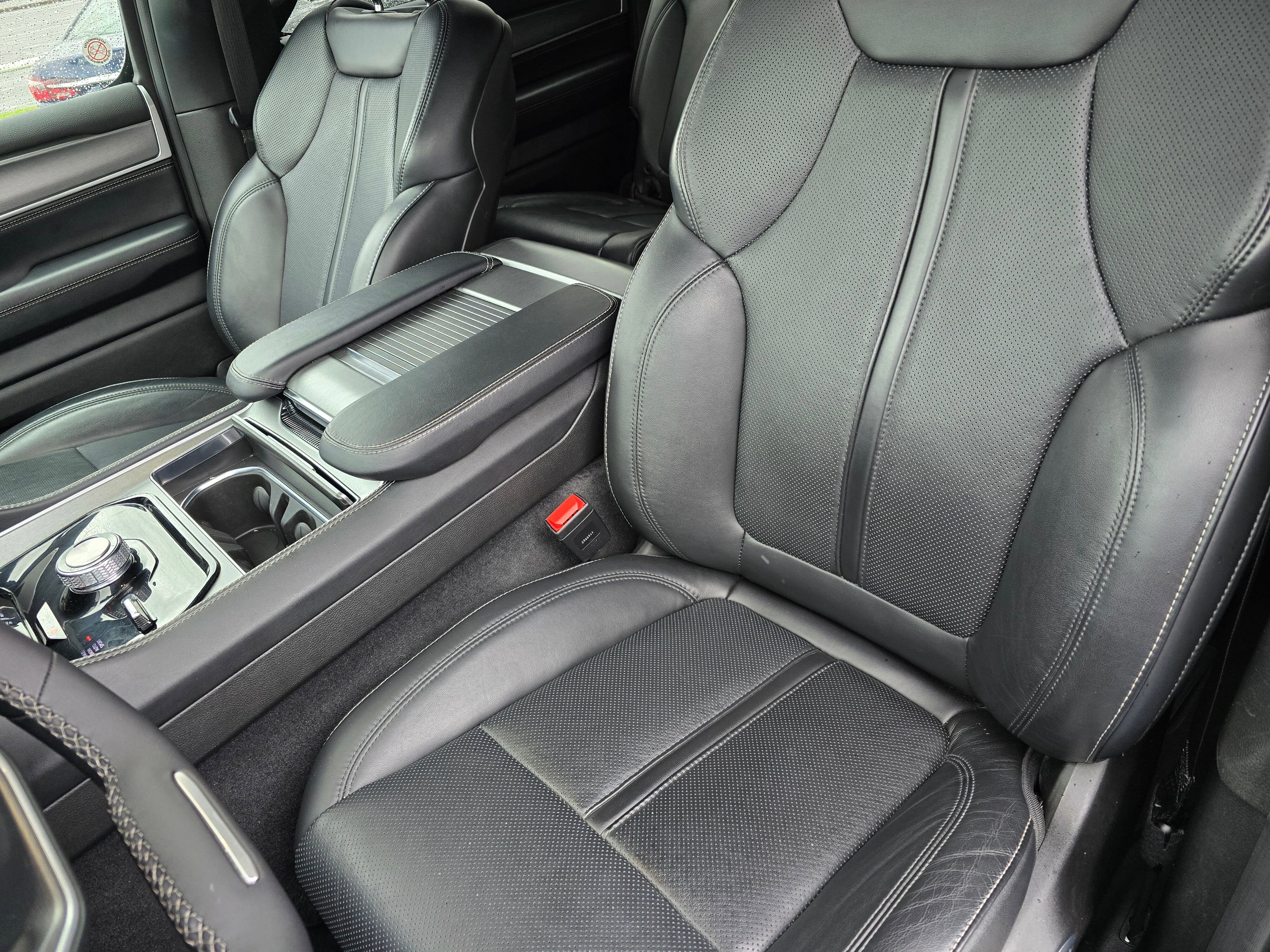 Used 2025  Jeep NA image 23