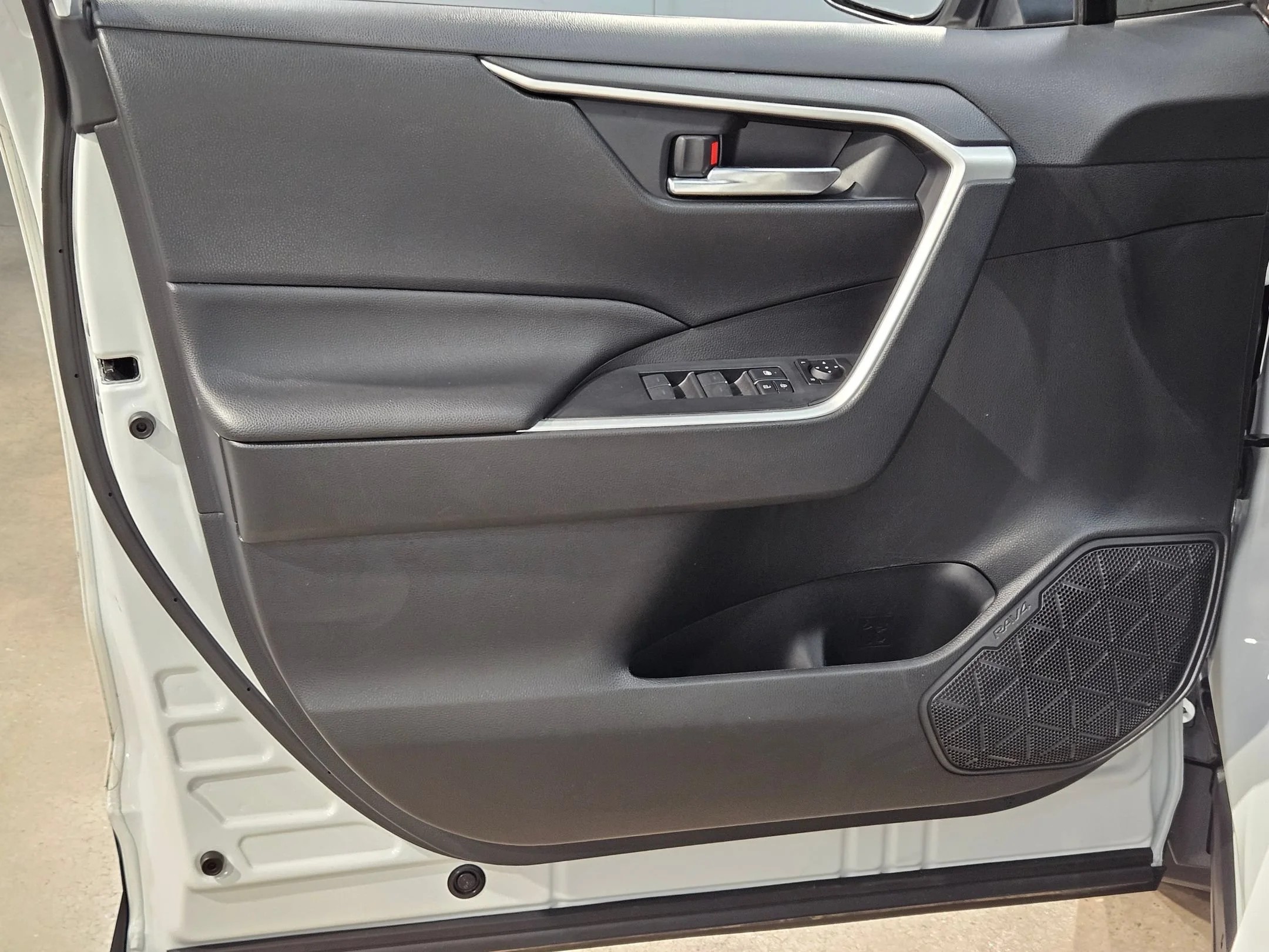 Used 2024 Wind Chill Pearl Toyota Hybrid XLE Premium image 20