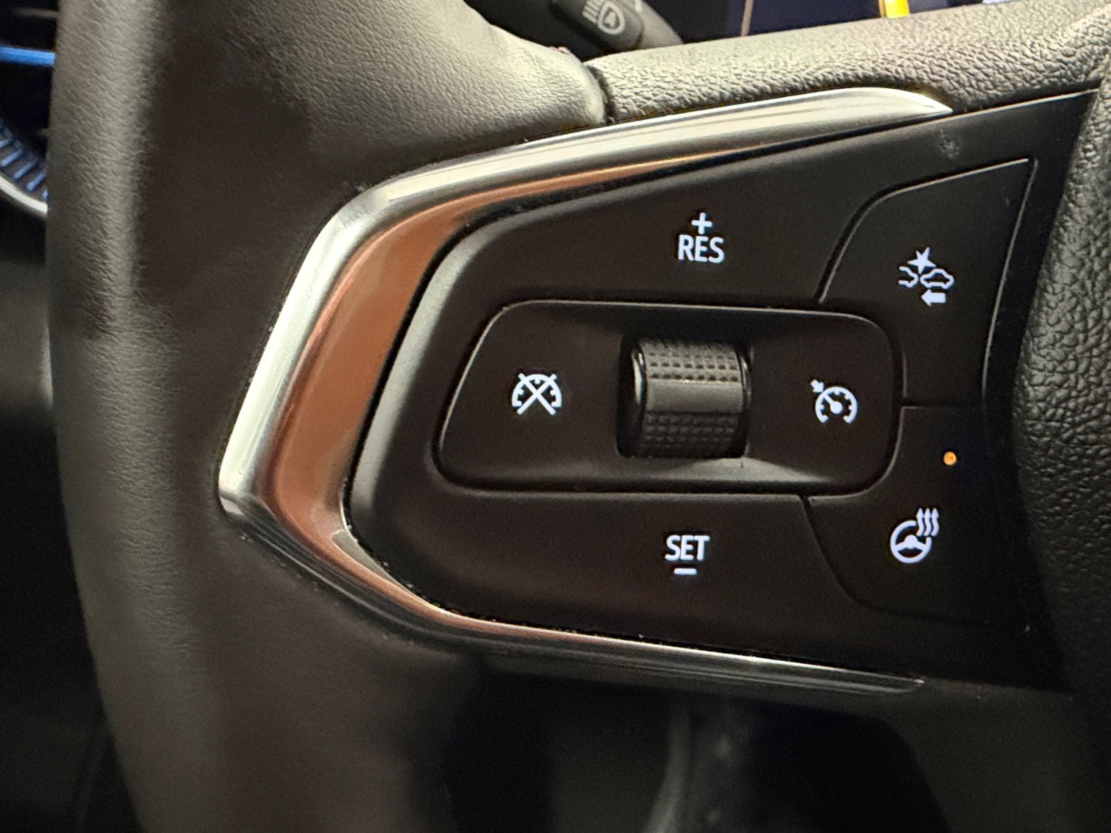 Used 2025 Summit White Chevrolet LT image 33