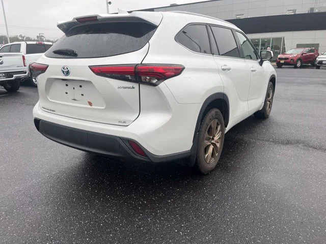 Used 2022 Beige Toyota Bronze Edition image 7