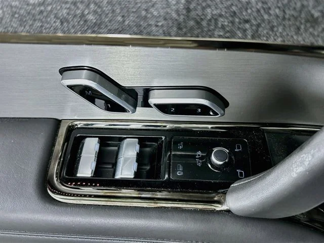 Used 2025 White Land Rover SE image 19