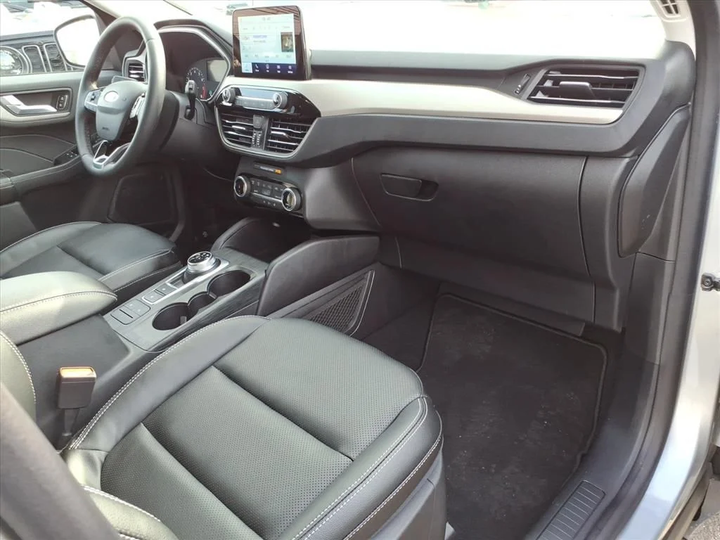 Used 2022 Silver Ford SEL image 9