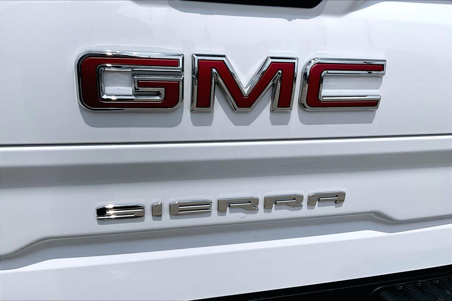 Used 2025 Summit White GMC SLT image 31