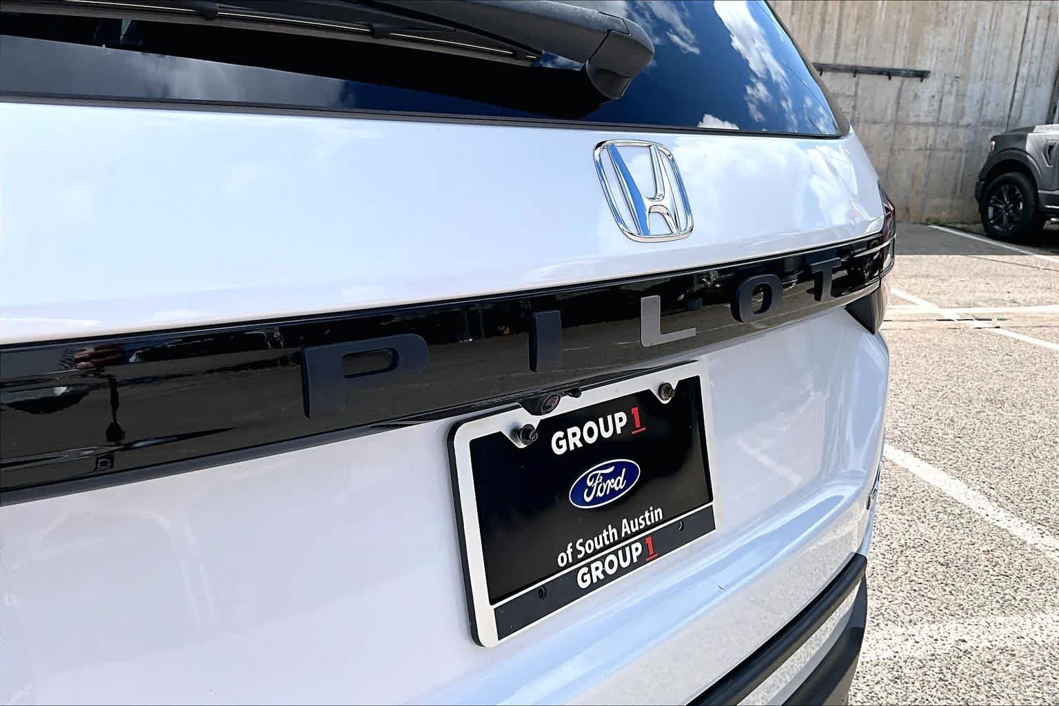 Used 2023 Platinum White Pearl Honda Touring image 10