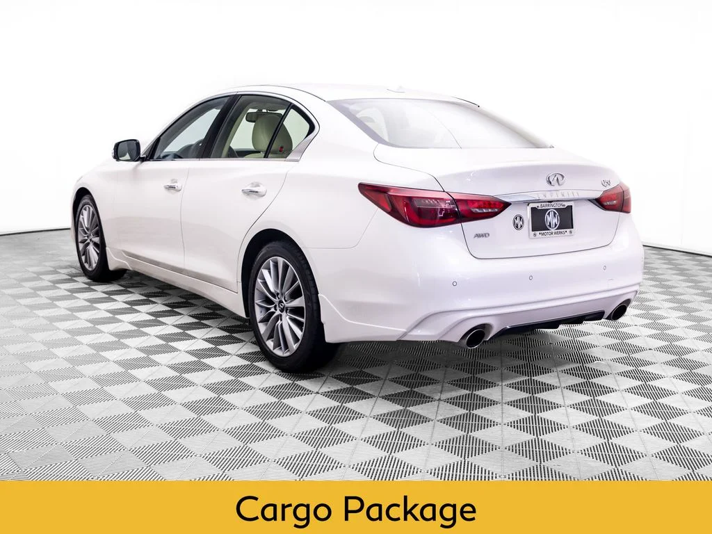 Used 2023 White INFINITI LUXE image 3