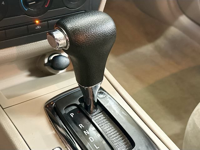 Used 2009  Ford S image 15