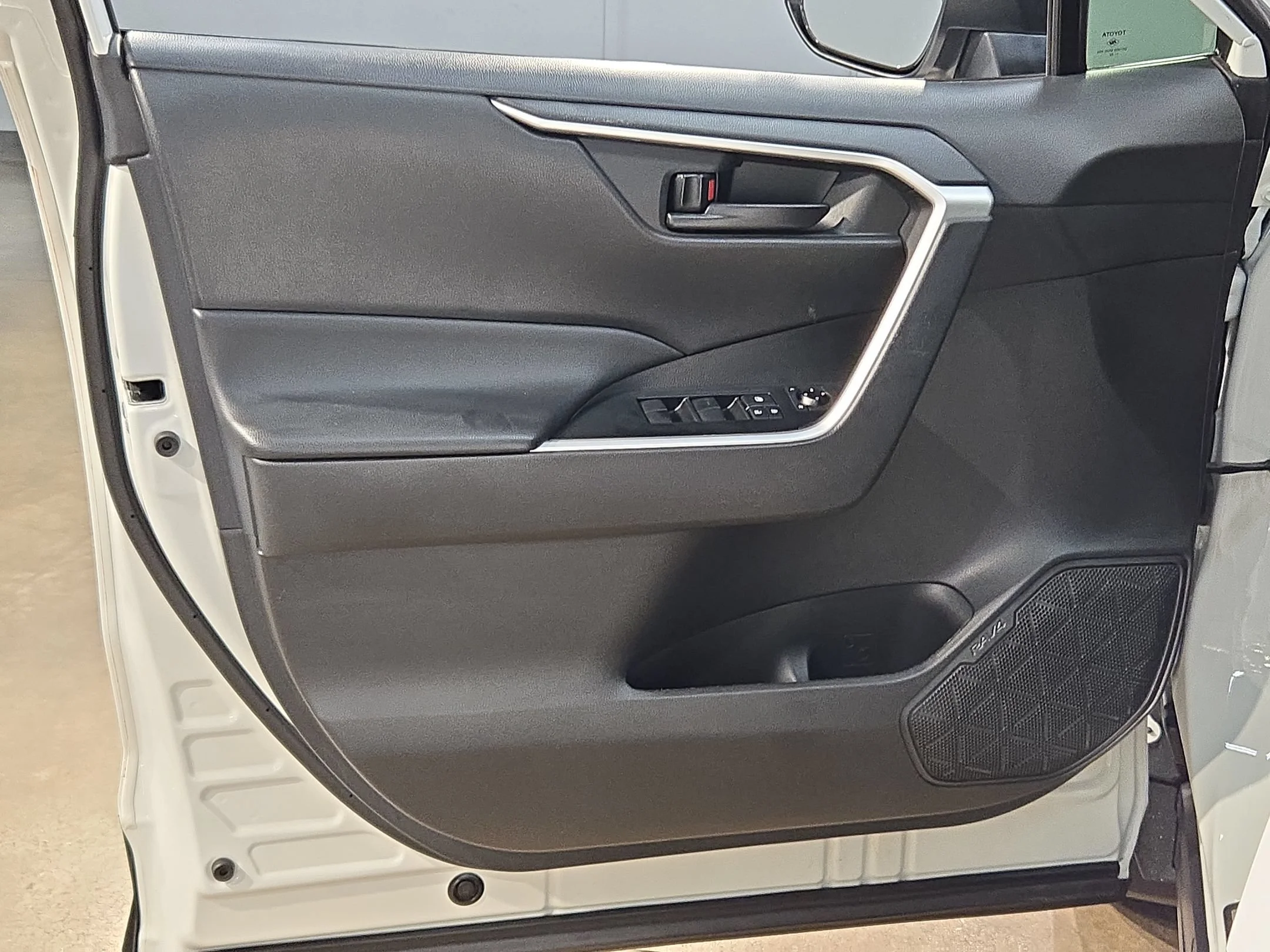 Used 2022 White Toyota LE image 20