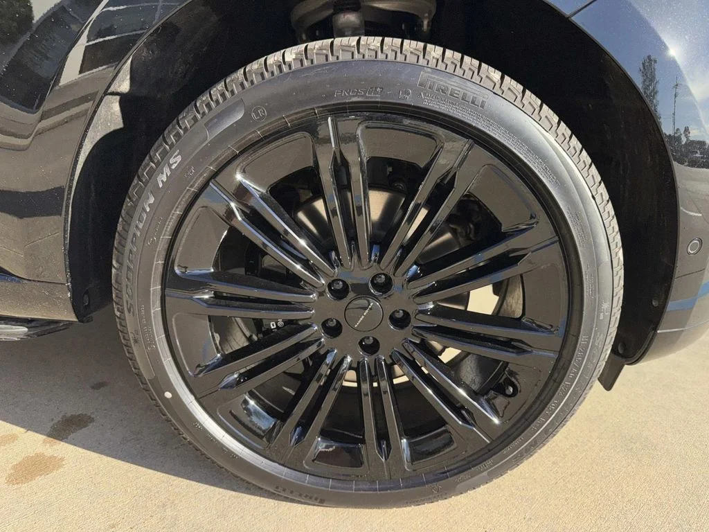 New 2026 Santorini Black Land Rover SE image 6