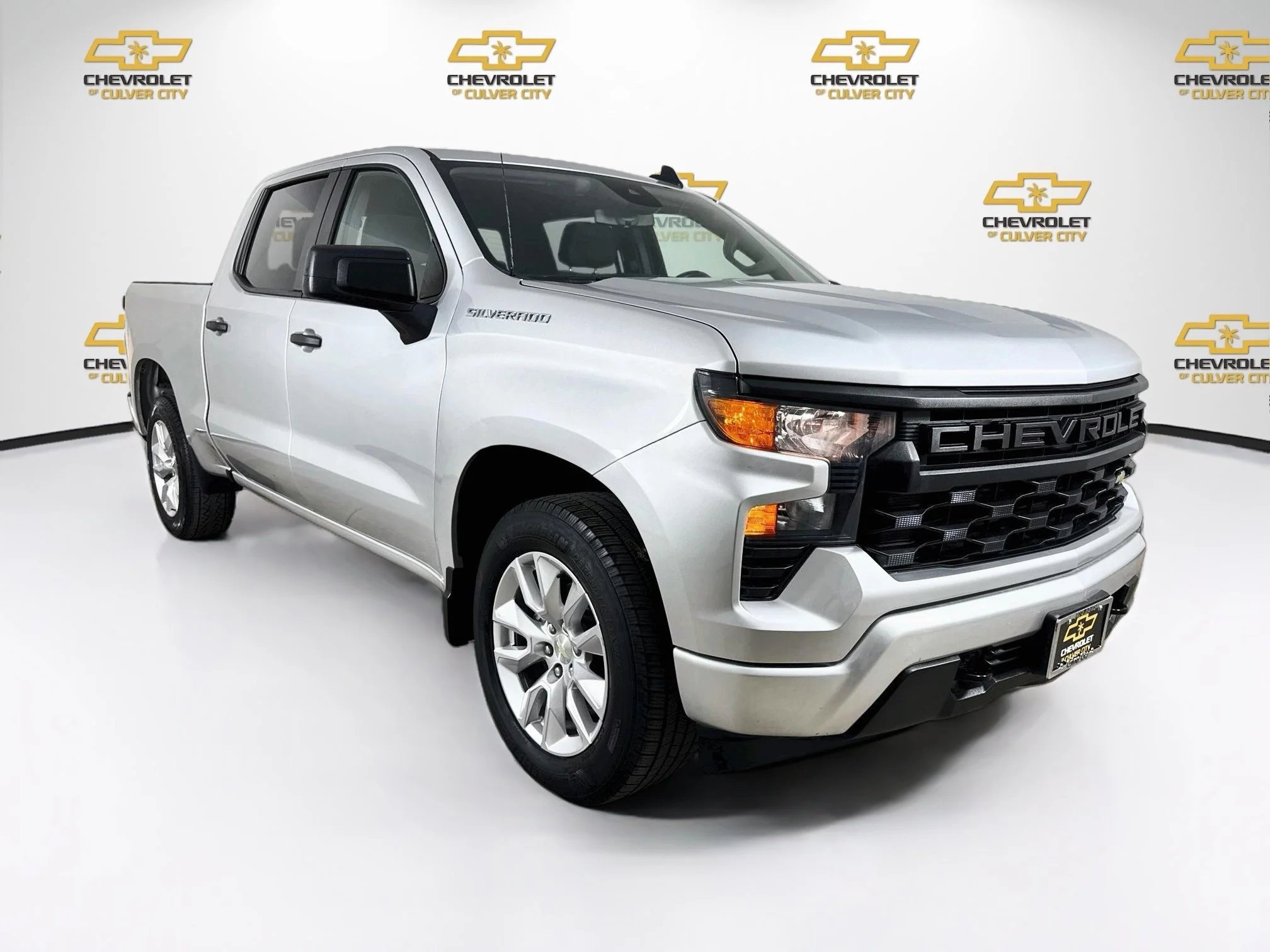 Used 2022 Silver Ice Metallic Chevrolet Custom image 1