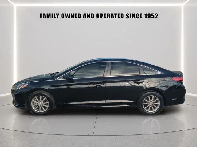 Used 2019 Black Hyundai SE image 3