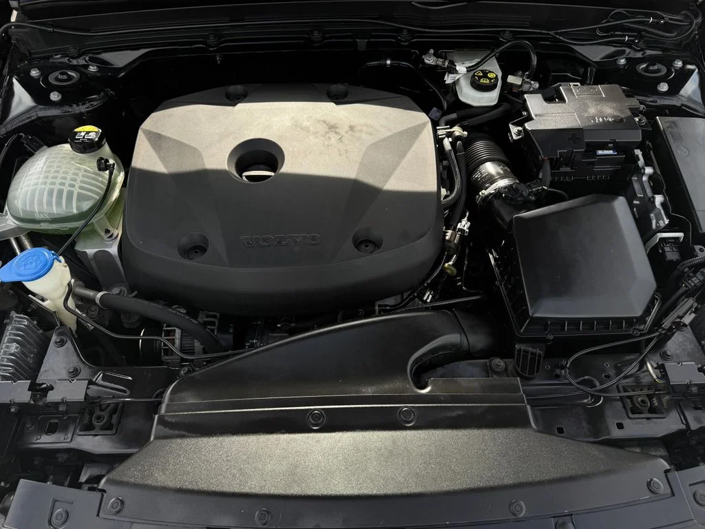 Used 2020 Black Volvo Momentum image 31