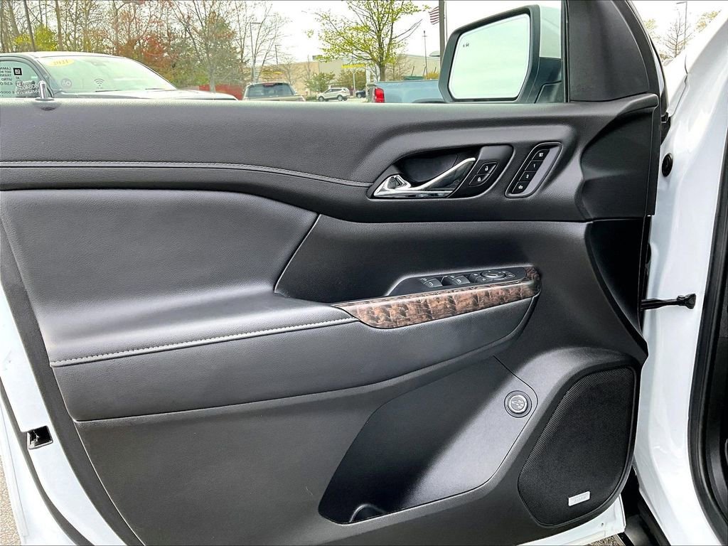 Used 2023 White Frost Tricoat GMC Denali image 9